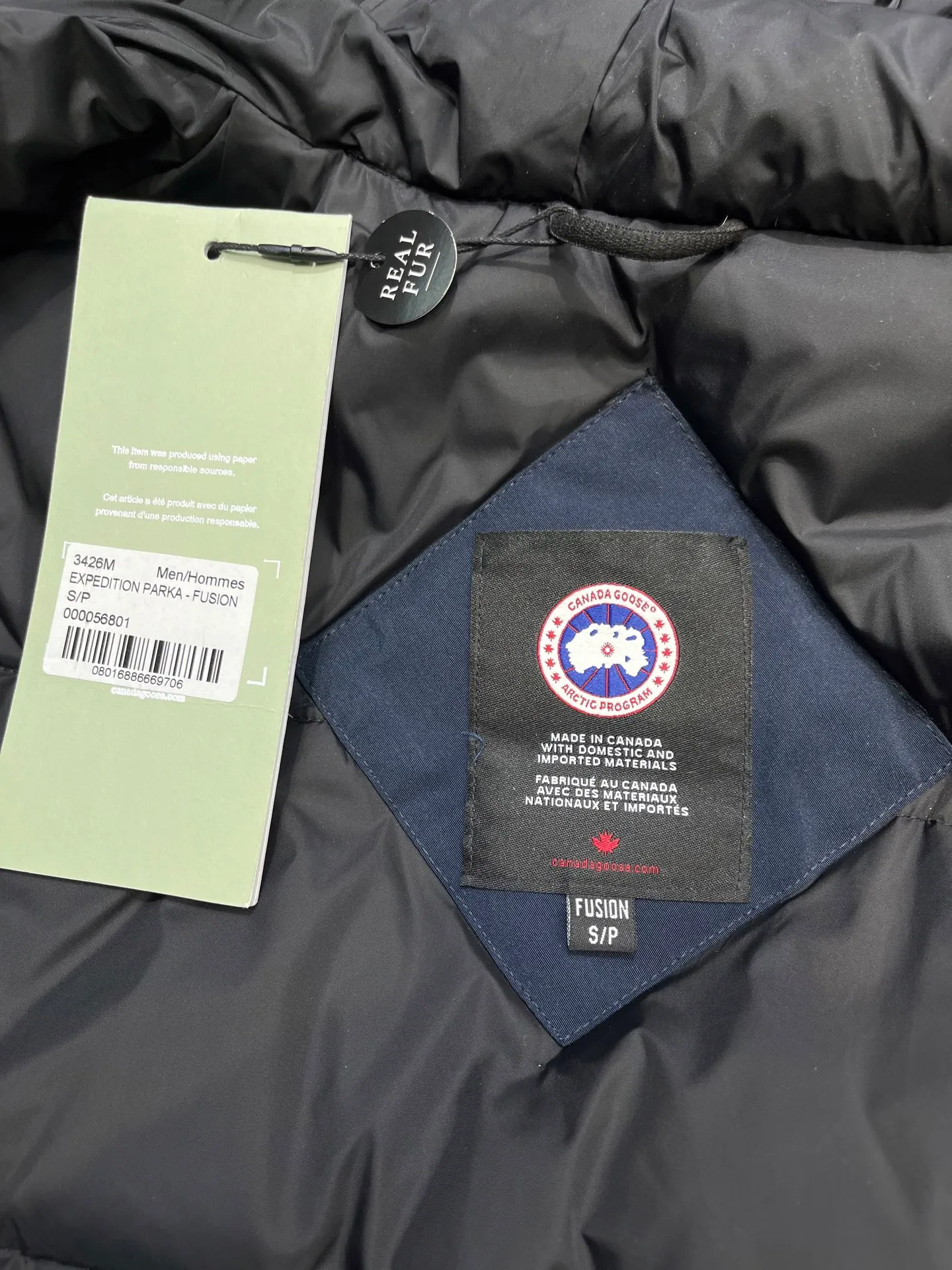 P860 Canada Goose model 06, the same model as the famous star, men's and women's models, with cold-proof flannel on the collar, close to the head and neck, comfortable and warm! The fabric is made of high-density nano-level waterproof fabric, which is windproof and wear-resistant and has a certain thickness! Seamless threaded cuffs! Avoid hard knots! It doesn’t matter how low the temperature is this winter, one piece is enough. I’ll give you the wind and temperature! Contains pure duck down, sufficient quantity, unique fashion design + waterproof craft fabric + big brand YKK double zipper pullers, real photos, upright style quality, regardless of the external standard and the internal content, you can feel free to compare it with the softer, easier to wrinkle and lighter version on the market!  size：s-xxl